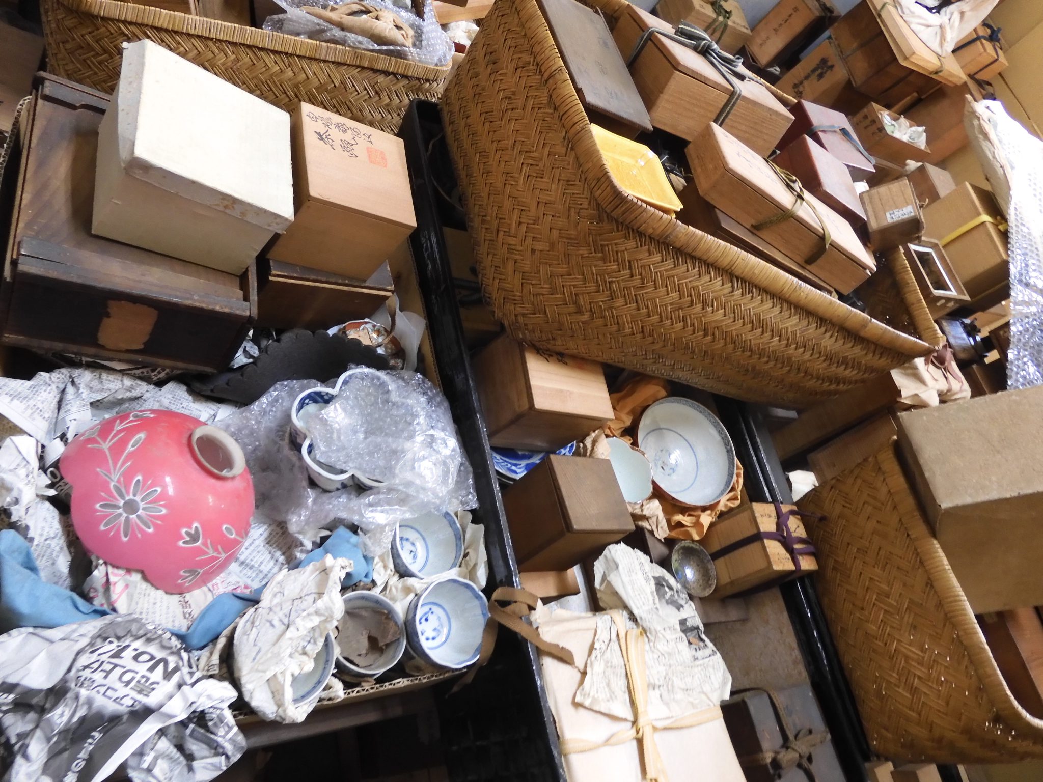 長年放置され、品物が散乱・・・｜古美術やかた