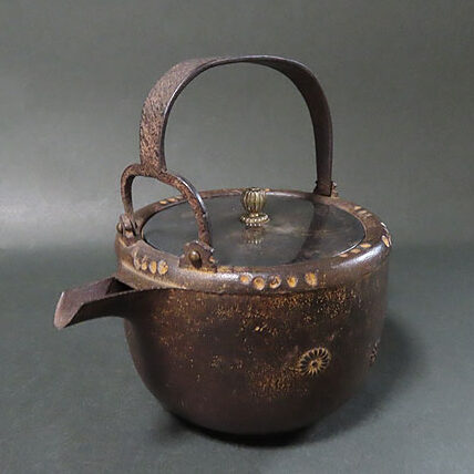 岐阜県中津川市のお客様より骨董品買取で金工作品の鉄瓶を買取ました
