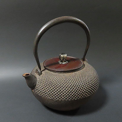 高知県のお客様より金工作品の鉄瓶を買取ました
