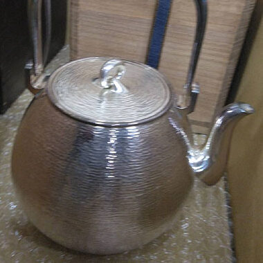 山形県のお客様より茶道具買取で金工作品の銀瓶を買取ました