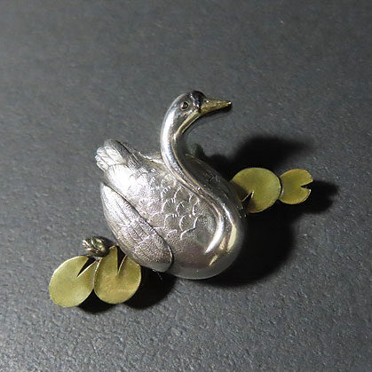 徳島県のお客様より骨董品買取で金工作品の帯留めを買取ました