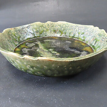東京のお客様より陶芸作品の織部焼の陶磁器をお譲り頂きました。