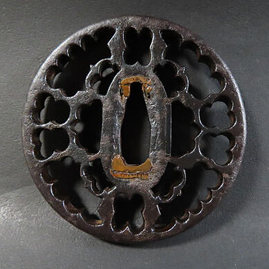 富山県のお客様より骨董品買取で刀装具の鍔を買取ました