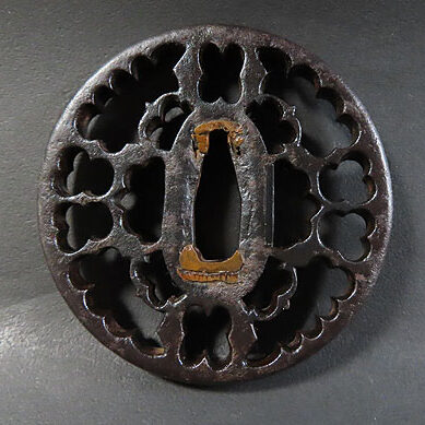 富山県のお客様より骨董品宅配買取で刀装具の鍔を買取ました