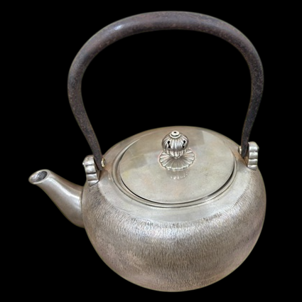 青森県のお客様より骨董品買取で銀製品の銀瓶を買取ました