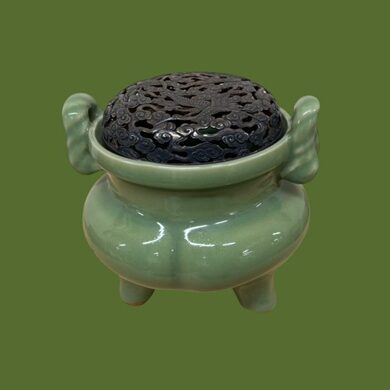 島根県のお客様より骨董品買取で青磁の香炉を買取ました