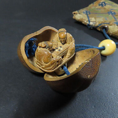 和歌山県のお客様より骨董品買取で根付や印籠を買取ました