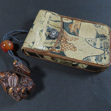 岐阜県可児市のお客様より骨董品宅配買取で煙草入れと根付を買取ました