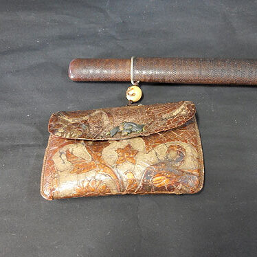 香川県まんのう町のお客様より骨董品宅配買取で煙管筒と煙草入れを買取ました