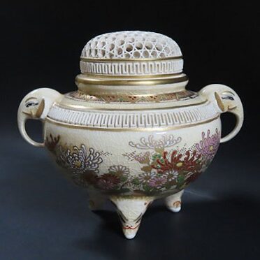 九州のお客様より陶芸作品の薩摩焼の香炉を買取ました