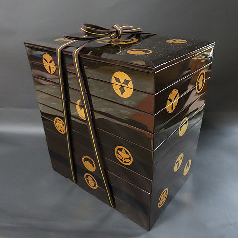 愛媛県東温市のお客様より骨董品宅配買取で刀装具の蒔絵の収納ケースを買取ました。