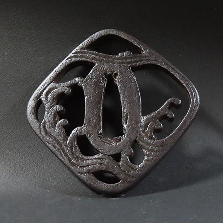 埼玉県越谷市のお客様より骨董品宅配買取で刀装具の鍔を買取ました