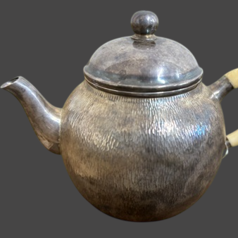 大阪のお客様より茶道具買取で銀の急須を買取ました