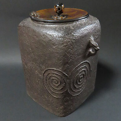 岩手県のお客様より金工作品の茶釜を買取ました