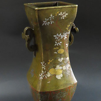 山梨県のお客様より金工作品の花瓶を買取ました